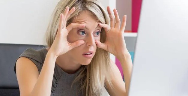 Persona practicando descanso visual en oficina luminosa